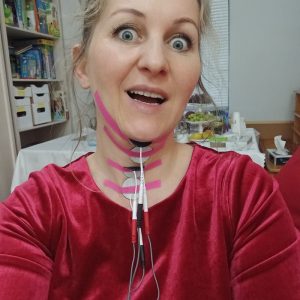 kobieta z elektrodami na szyi